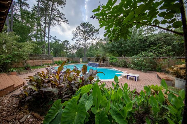 10 Featherfall Place, The Woodlands, TX 77381