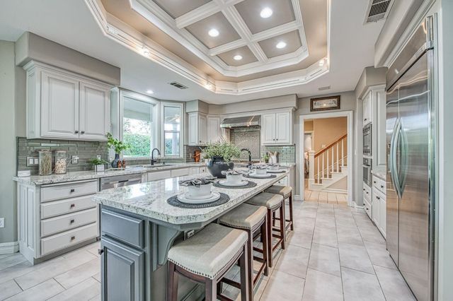 10198 N Spanish Bay Drive, Fresno, CA 93720