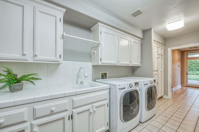 10198 N Spanish Bay Drive, Fresno, CA 93720