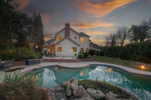 10198 N Spanish Bay Drive, Fresno, CA 93720