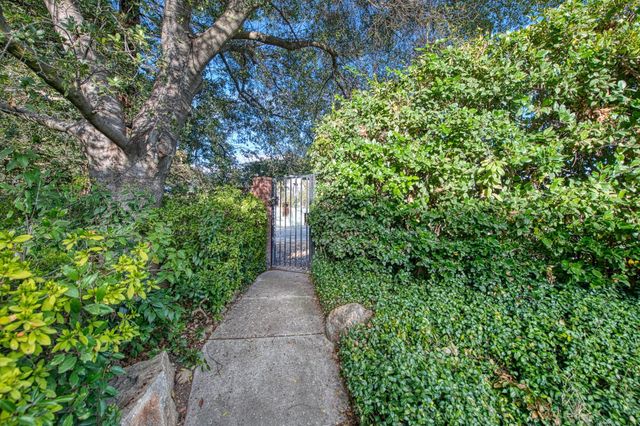 10198 N Spanish Bay Drive, Fresno, CA 93720