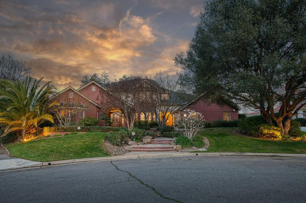 10198 N Spanish Bay Drive, Fresno, CA 93720