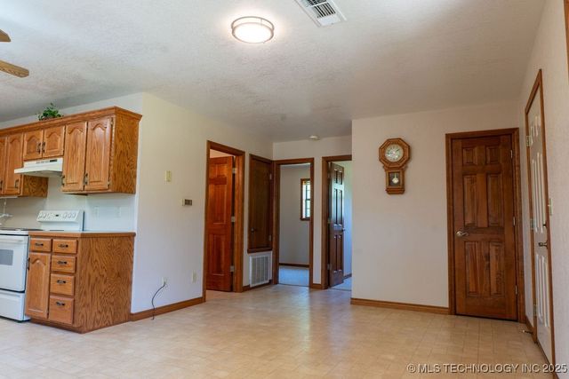 2703 E 2010 Road, Hugo, OK 74743