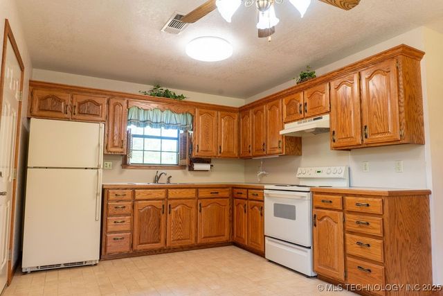 2703 E 2010 Road, Hugo, OK 74743