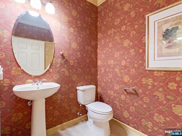 9 Goffle Brook Court 205, Hawthorne, NJ 07506