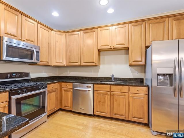 9 Goffle Brook Court 205, Hawthorne, NJ 07506