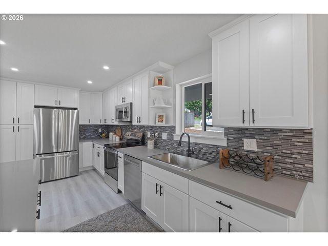 4686 CORNWALL St, West Linn, OR 97068