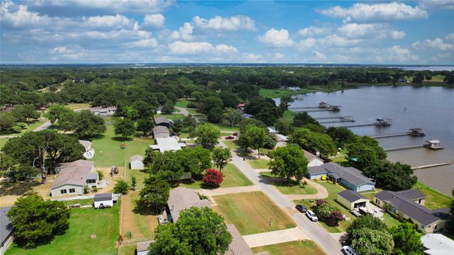 10245 Northlake Circle, Kemp, TX 75143