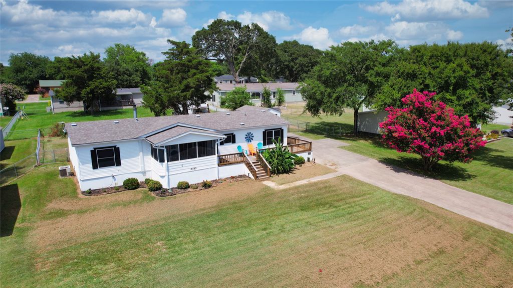 10245 Northlake Circle, Kemp, TX 75143