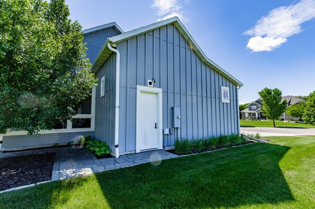 2791 Samuel Drive S, Fargo, ND 58104