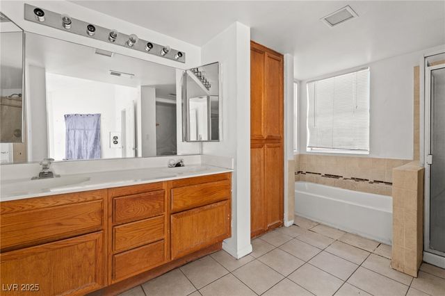 6673 Silver Penny Avenue, Las Vegas, NV 89108