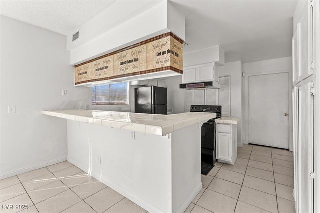 6673 Silver Penny Avenue, Las Vegas, NV 89108