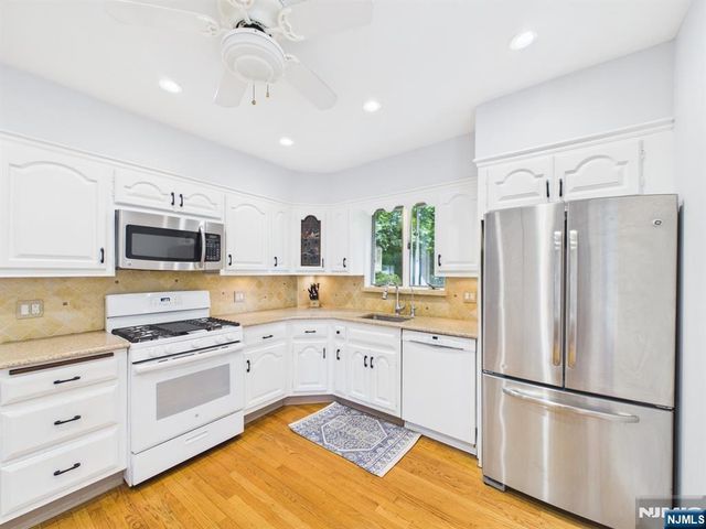 77 Lake Avenue, Midland Park, NJ 07432