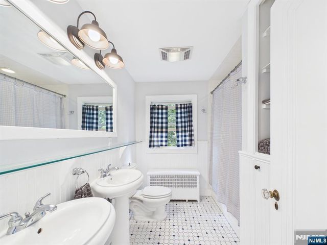 77 Lake Avenue, Midland Park, NJ 07432