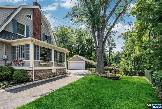 77 Lake Avenue, Midland Park, NJ 07432