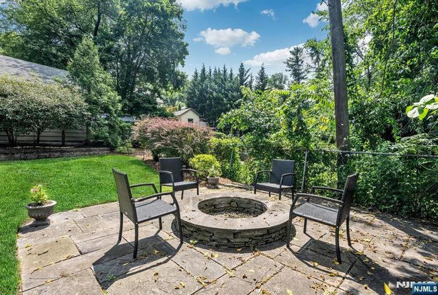 77 Lake Avenue, Midland Park, NJ 07432