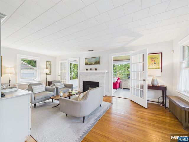 77 Lake Avenue, Midland Park, NJ 07432