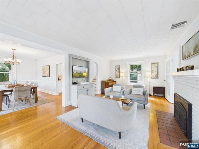 77 Lake Avenue, Midland Park, NJ 07432