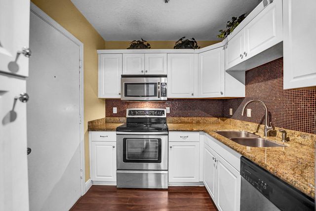 2230 NE 56th Place 223, Fort Lauderdale, FL 33308