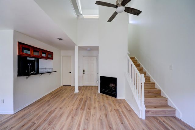 512 Eberhart LN 1403, Austin, TX 78745