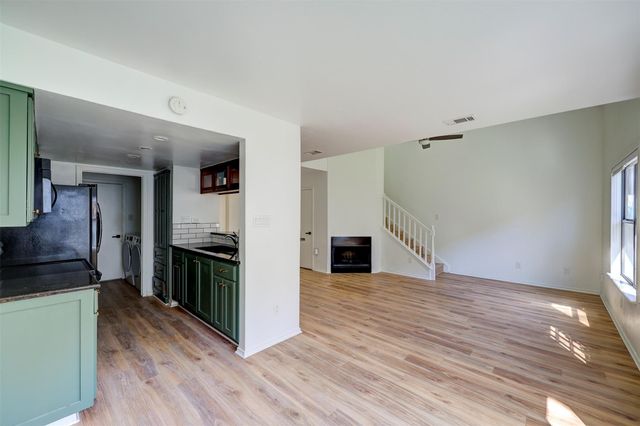 512 Eberhart LN 1403, Austin, TX 78745