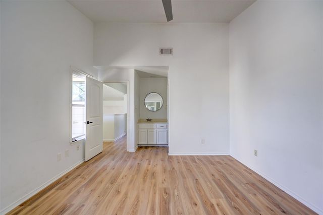 512 Eberhart LN 1403, Austin, TX 78745