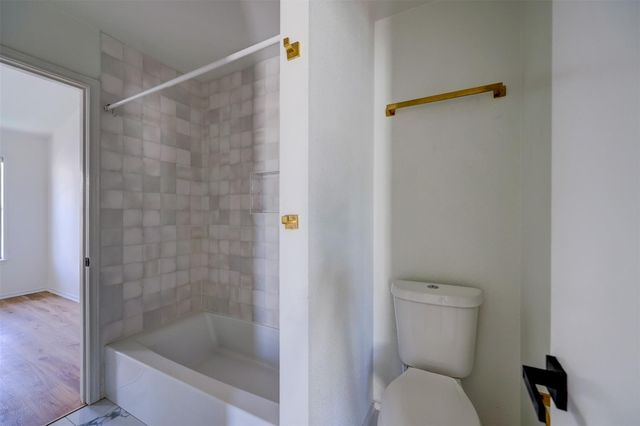 512 Eberhart LN 1403, Austin, TX 78745