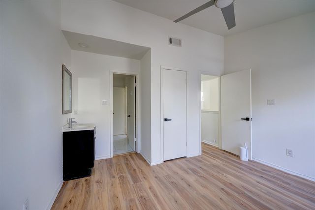 512 Eberhart LN 1403, Austin, TX 78745