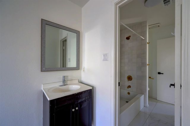 512 Eberhart LN 1403, Austin, TX 78745