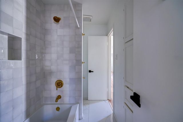 512 Eberhart LN 1403, Austin, TX 78745