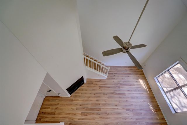 512 Eberhart LN 1403, Austin, TX 78745