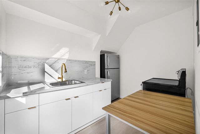 4730 Pine Tree Dr 14, Miami Beach, FL 33140