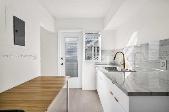 4730 Pine Tree Dr 14, Miami Beach, FL 33140