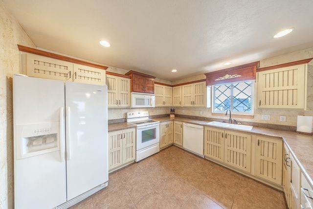 2034 S COTTAGE LN, Garden City, UT 84028