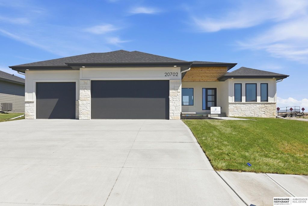 20702 Vernon Avenue, Elkhorn, NE 68022