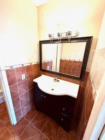 2000 NE 135th St 207, North Miami, FL 33181