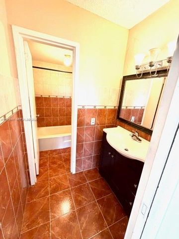 2000 NE 135th St 207, North Miami, FL 33181