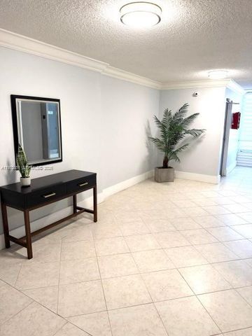 2000 NE 135th St 207, North Miami, FL 33181