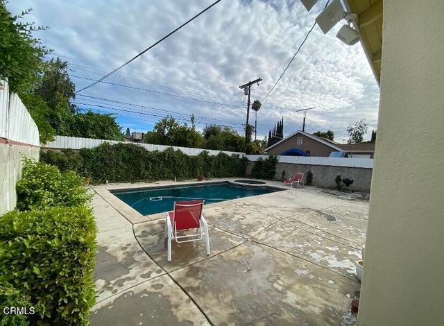 17616 Calvert Street, Encino, CA 91316