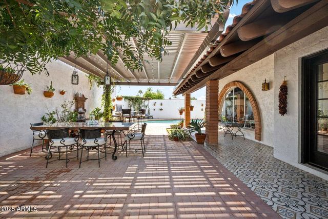 2022 E BISHOP Drive, Tempe, AZ 85282