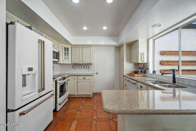 2022 E BISHOP Drive, Tempe, AZ 85282