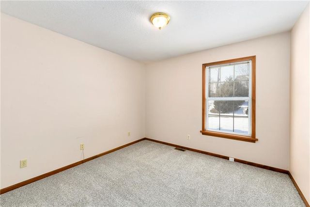 1459 3rd Avenue, Leavenworth, KS 66048