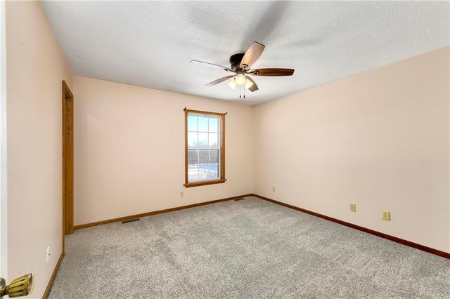 1459 3rd Avenue, Leavenworth, KS 66048