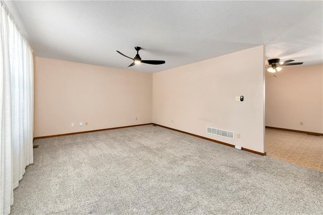 1459 3rd Avenue, Leavenworth, KS 66048