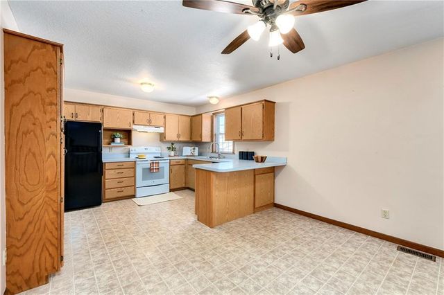 1459 3rd Avenue, Leavenworth, KS 66048