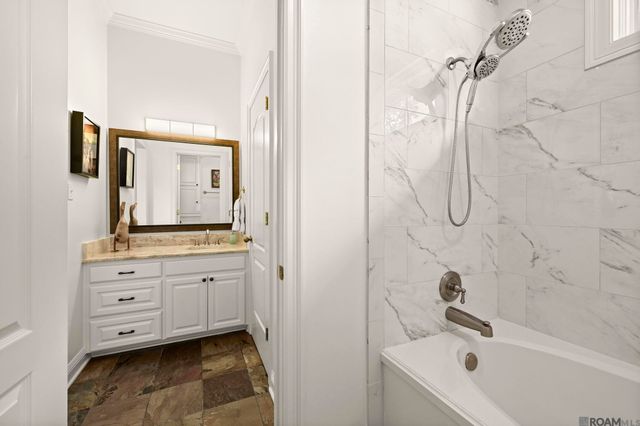 1204 E Lakeside Oaks Dr, Baton Rouge, LA 70810