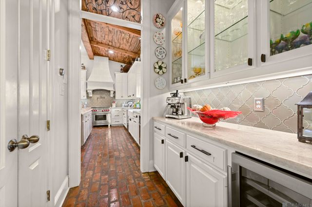 1204 E Lakeside Oaks Dr, Baton Rouge, LA 70810