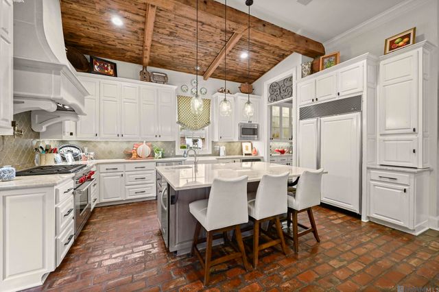 1204 E Lakeside Oaks Dr, Baton Rouge, LA 70810