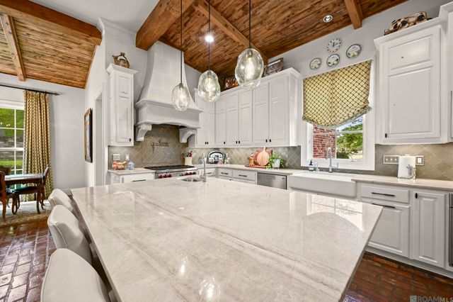 1204 E Lakeside Oaks Dr, Baton Rouge, LA 70810