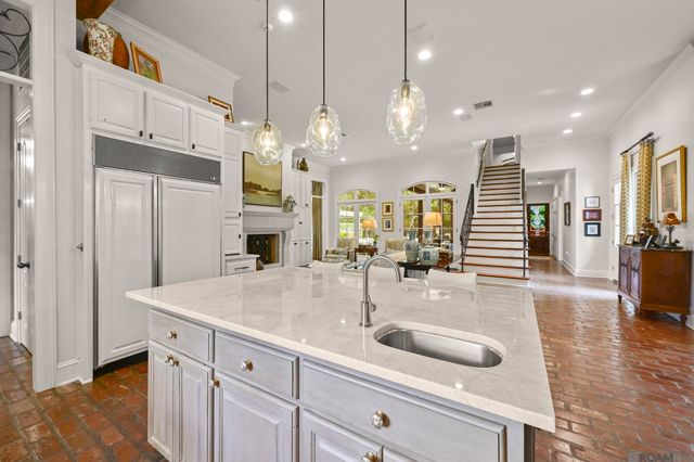 1204 E Lakeside Oaks Dr, Baton Rouge, LA 70810